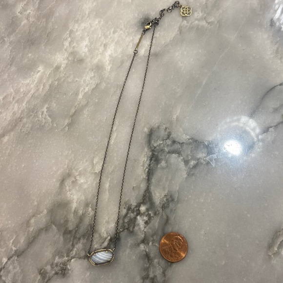 Kendra Scott. Elisa Necklace in Brass White Banded Agate. Limited Edition. - Picture 2 of 2